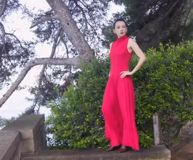 章子怡曬坎城vlog，工作間隙與女兒視頻，楊冪和醒醒打招呼超有愛