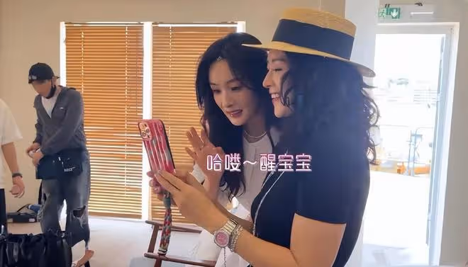 章子怡曬坎城vlog，工作間隙與女兒視頻，楊冪和醒醒打招呼超有愛