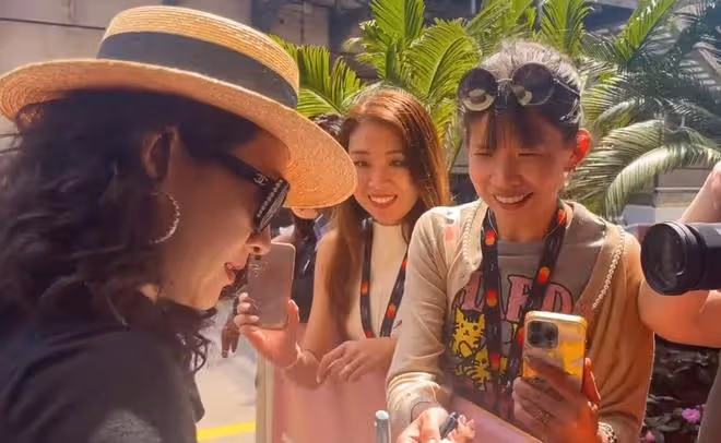章子怡曬坎城vlog，工作間隙與女兒視頻，楊冪和醒醒打招呼超有愛