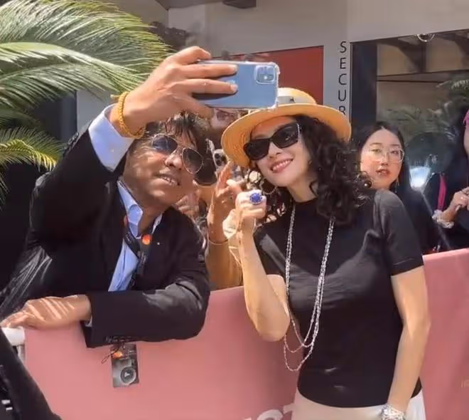章子怡曬坎城vlog，工作間隙與女兒視頻，楊冪和醒醒打招呼超有愛