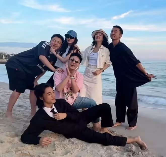 章子怡曬坎城vlog，工作間隙與女兒視頻，楊冪和醒醒打招呼超有愛