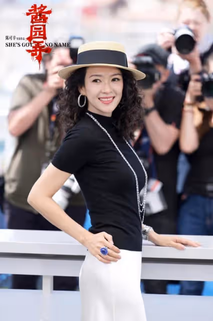 章子怡曬坎城vlog，工作間隙與女兒視頻，楊冪和醒醒打招呼超有愛