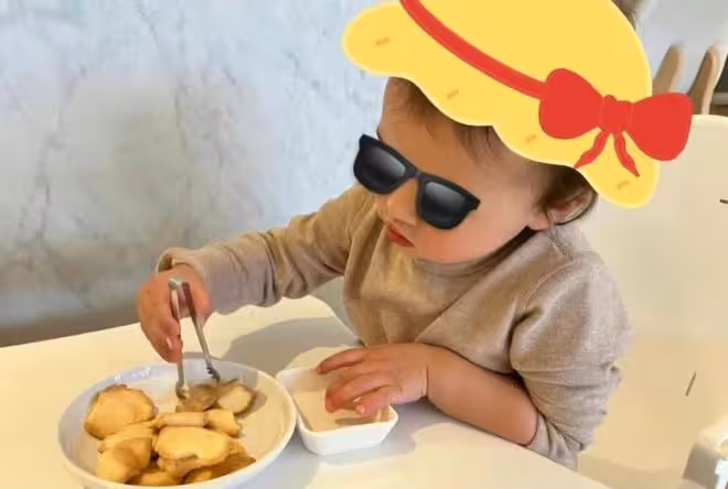 周杰倫小女兒近照，2歲妹妹做餅乾烤麵包像小大人，和爸爸長超像