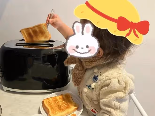 周杰倫小女兒近照，2歲妹妹做餅乾烤麵包像小大人，和爸爸長超像