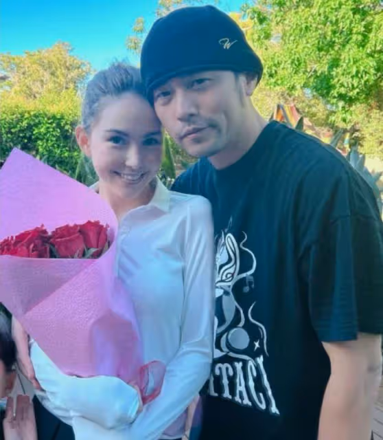 周杰倫小女兒近照，2歲妹妹做餅乾烤麵包像小大人，和爸爸長超像