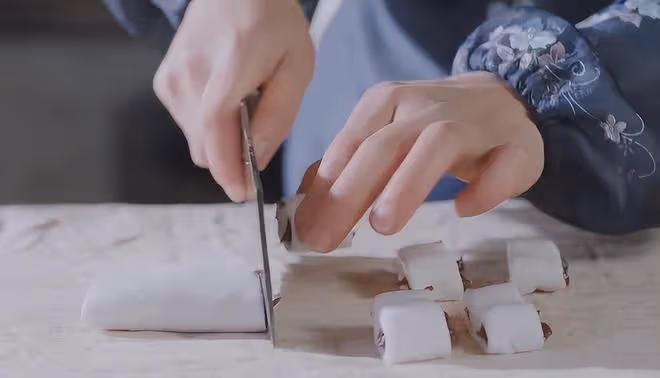 《末代廚娘》首播，看1集後，我要說：胡杏兒這回又押對了寶