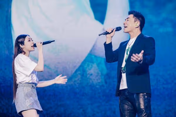 告五人唱一半「大咖天王」來了! 一開嗓全場歌迷叫瘋