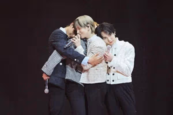 SHINee開唱〈Everybody〉輪到鍾鉉時⋯ 珉豪對天空做舞步全場哭了
