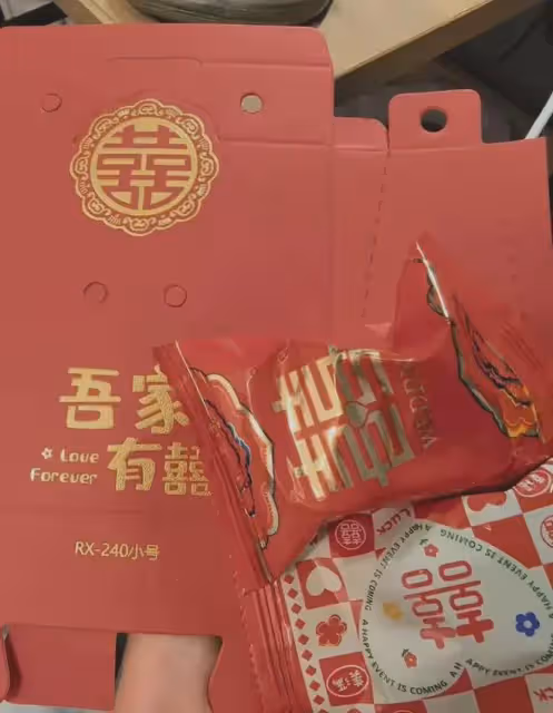 汪小菲太有心了!不僅給員工派喜糖,就連到麻六記吃飯的顧客也發