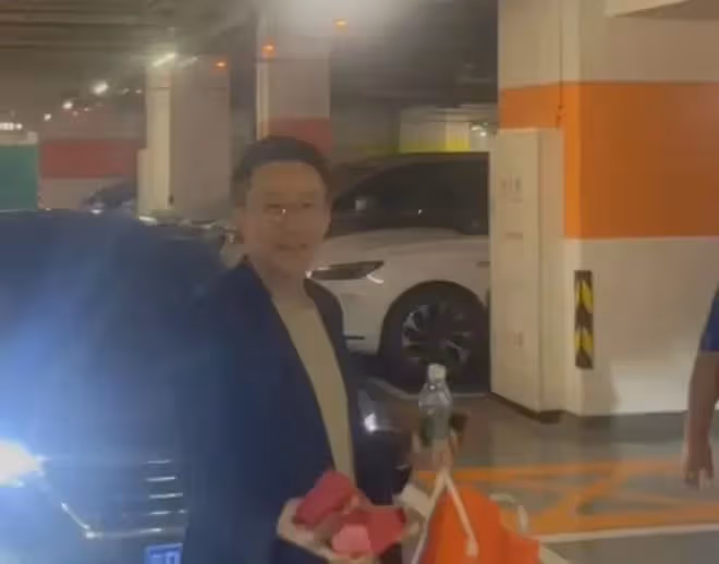 汪小菲太有心了!不僅給員工派喜糖,就連到麻六記吃飯的顧客也發
