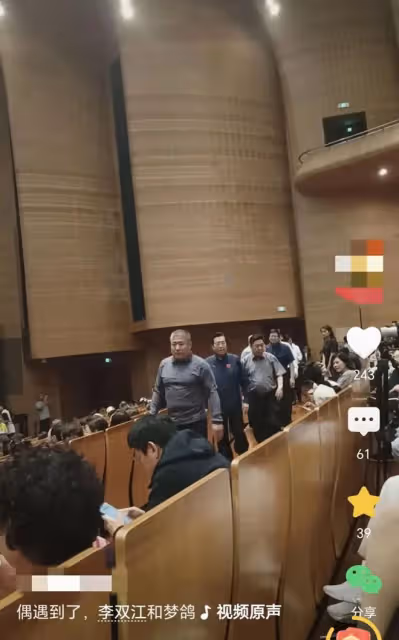 李雙江夢鴿參加活動被偶遇,李雙江85歲精神矍鑠,深愛舞台不退休