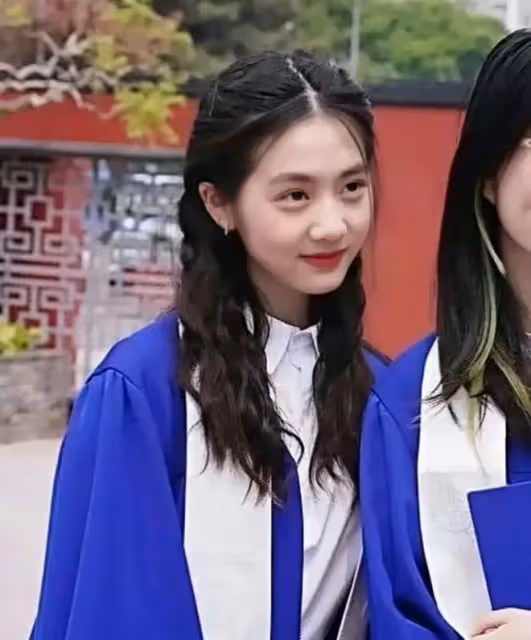 孫莉發文慶祝女兒高中畢業,18歲多多頭戴畢業禮帽,側顏美過媽媽