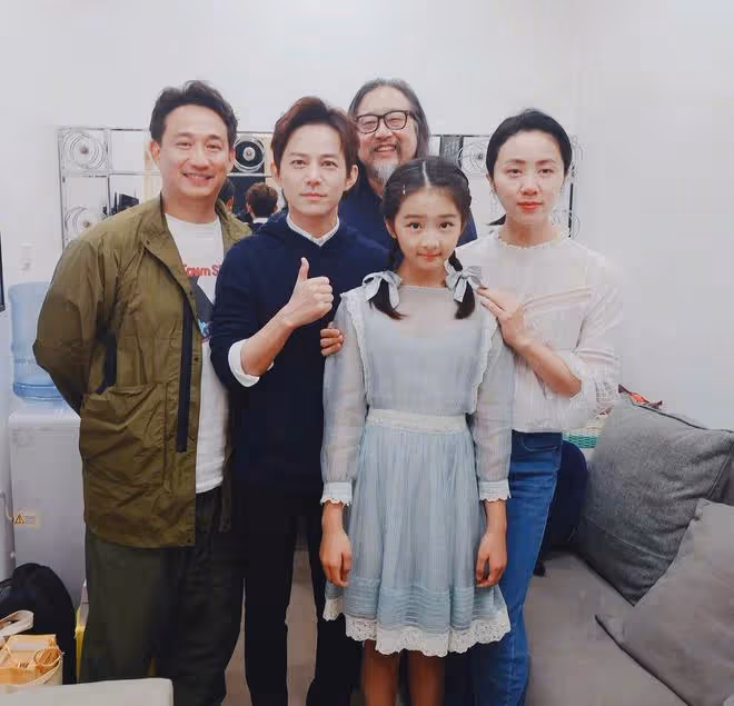 孫莉發文慶祝女兒高中畢業,18歲多多頭戴畢業禮帽,側顏美過媽媽