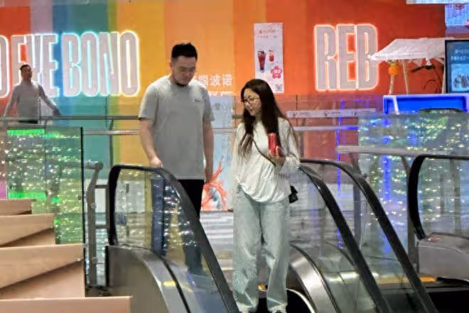 宋丹丹兒子逛街被拍,衣著樸素毫無明星相,側耳聽媳婦嘮叨超寵!