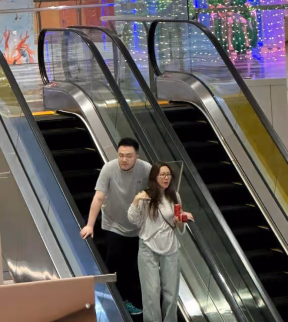 宋丹丹兒子逛街被拍,衣著樸素毫無明星相,側耳聽媳婦嘮叨超寵!