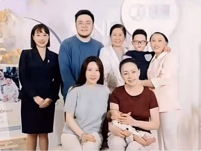宋丹丹兒子逛街被拍,衣著樸素毫無明星相,側耳聽媳婦嘮叨超寵!