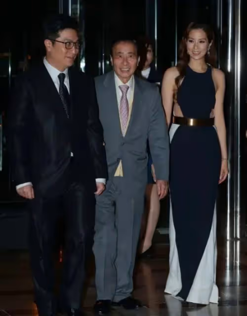 徐子淇豁出去了,挽李兆基穿真空裙秀身材,不愧是最受寵兒媳婦