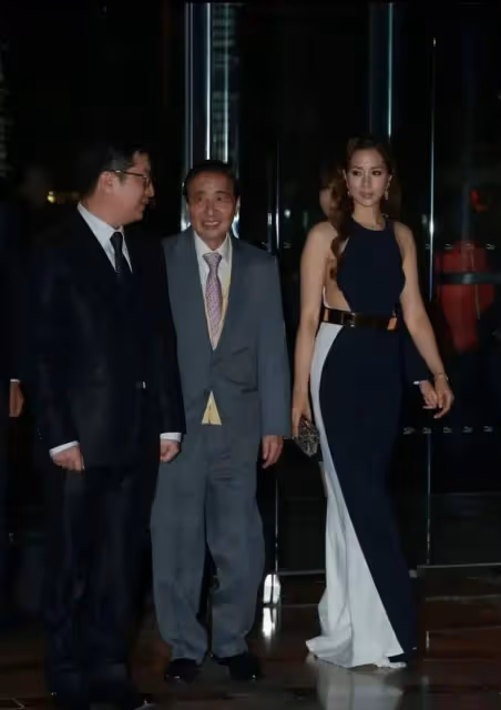 徐子淇豁出去了,挽李兆基穿真空裙秀身材,不愧是最受寵兒媳婦