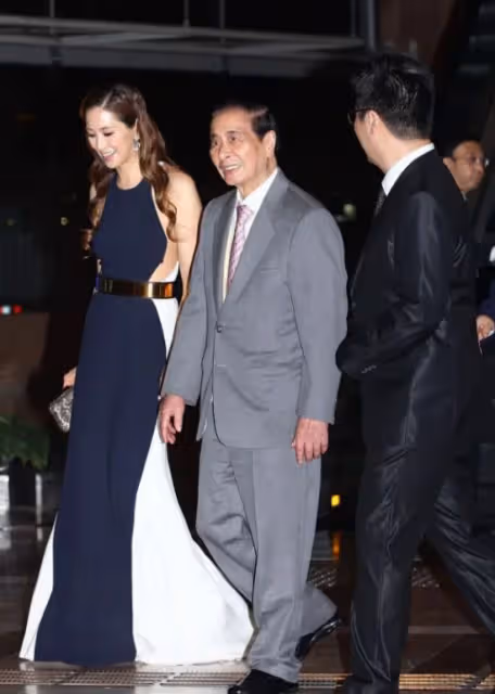 徐子淇豁出去了,挽李兆基穿真空裙秀身材,不愧是最受寵兒媳婦