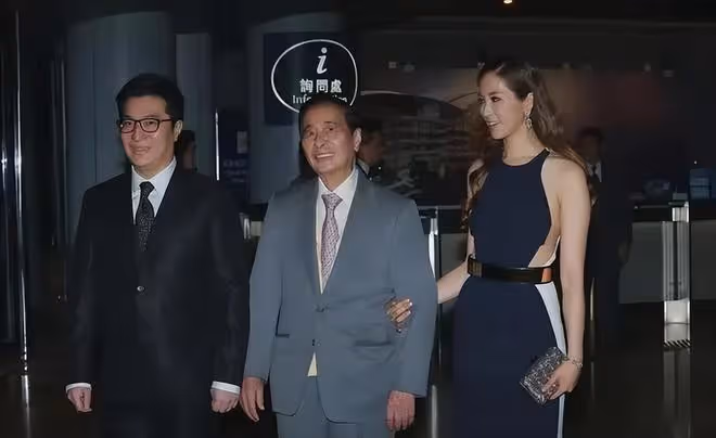 徐子淇豁出去了,挽李兆基穿真空裙秀身材,不愧是最受寵兒媳婦