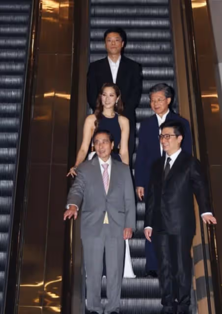 徐子淇豁出去了,挽李兆基穿真空裙秀身材,不愧是最受寵兒媳婦