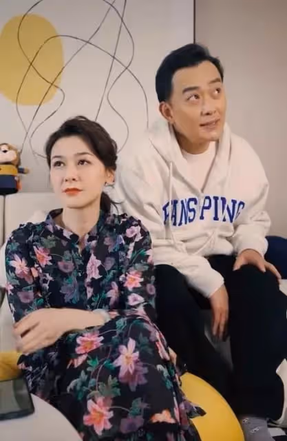 黃海冰的小12歲嬌妻曾是模特冠軍,賢惠端莊溫婉迷人,真娶到寶了