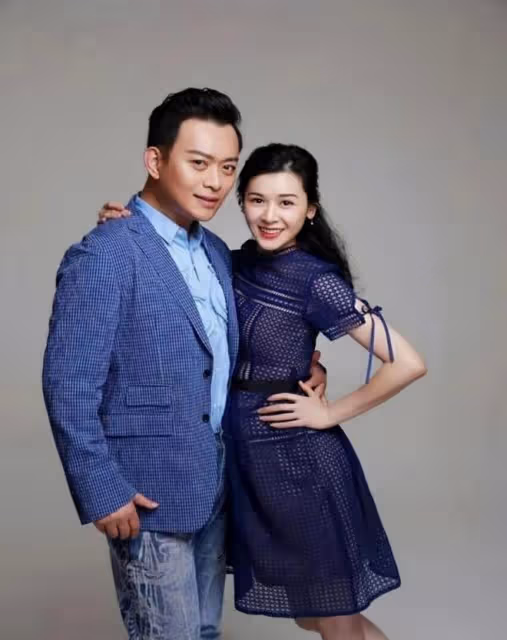 黃海冰的小12歲嬌妻曾是模特冠軍,賢惠端莊溫婉迷人,真娶到寶了