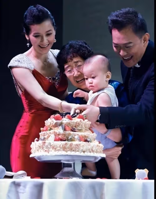 黃海冰的小12歲嬌妻曾是模特冠軍,賢惠端莊溫婉迷人,真娶到寶了