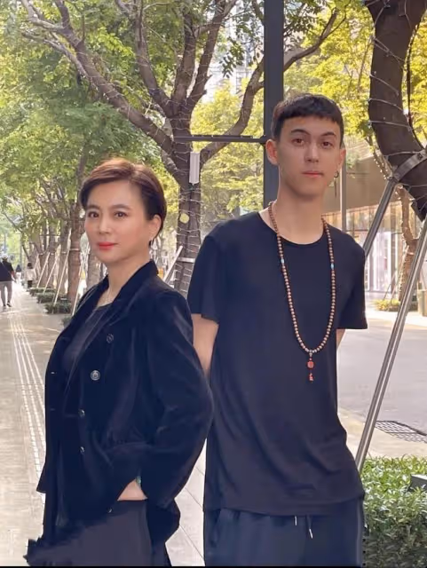 李玲玉混血兒子帥到犯規!190個頭歐美范十足,高顏值像媽媽