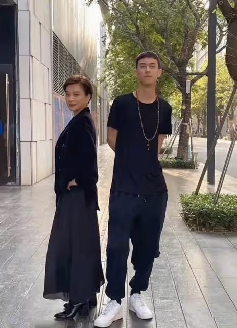 李玲玉混血兒子帥到犯規!190個頭歐美范十足,高顏值像媽媽