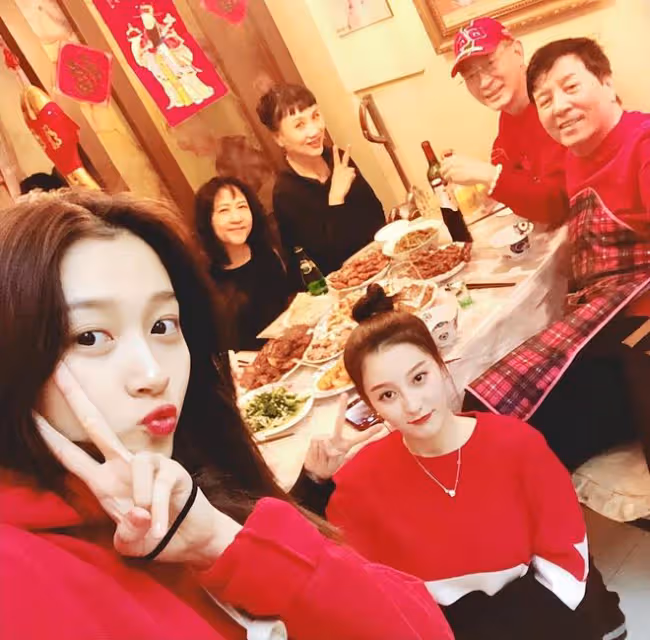 六小齡童全家福曝光!妻子原來是西遊記裡面的王后,女兒高顏值