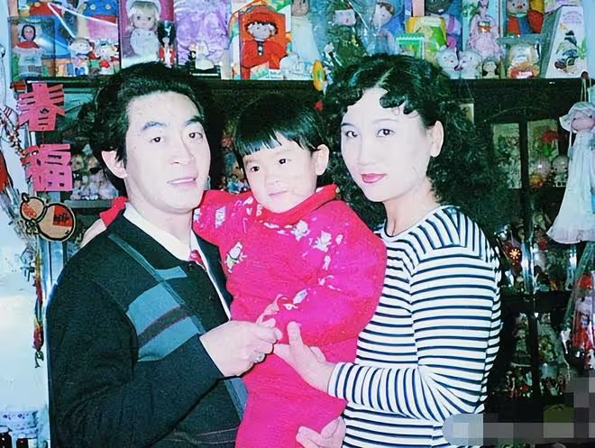 六小齡童全家福曝光!妻子原來是西遊記裡面的王后,女兒高顏值