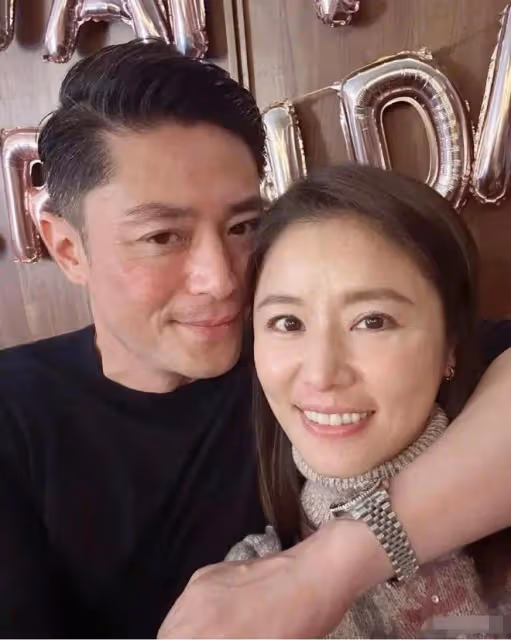 47歲林心如和43歲霍建華同框慶生,一個素顏像大媽一個帥氣似少年
