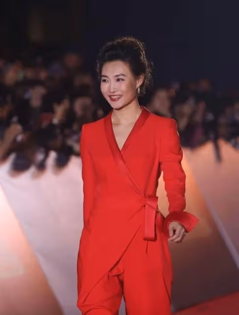 46歲李梓萌摘掉假髮氣質優雅依舊單身,這麼好基因不生孩子太可惜
