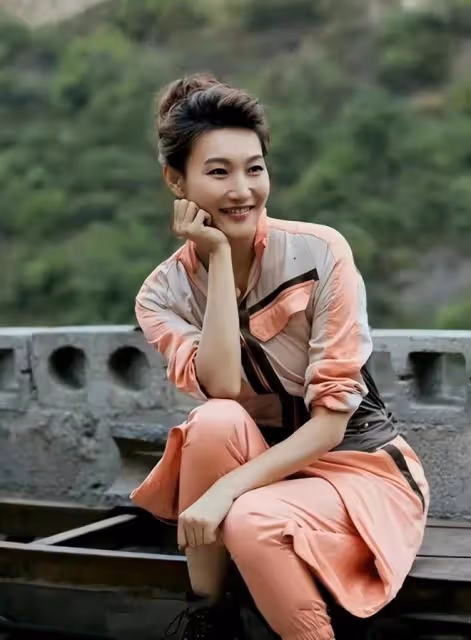 46歲李梓萌摘掉假髮氣質優雅依舊單身,這麼好基因不生孩子太可惜