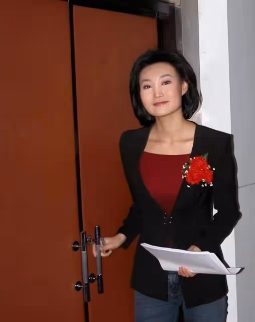 46歲李梓萌摘掉假髮氣質優雅依舊單身,這麼好基因不生孩子太可惜