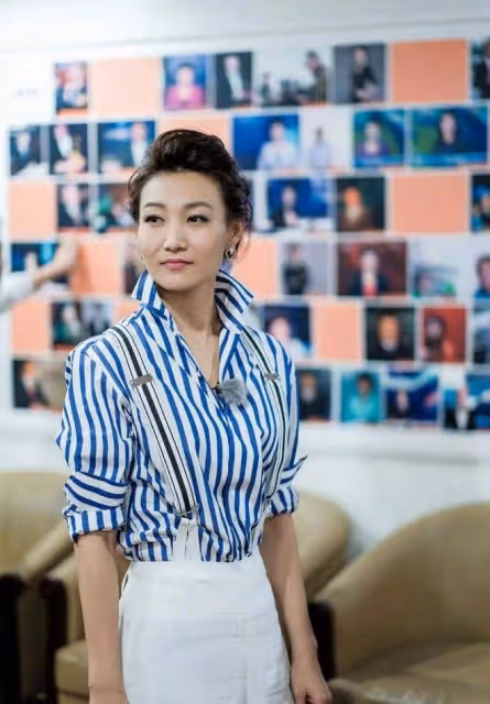 46歲李梓萌摘掉假髮氣質優雅依舊單身,這麼好基因不生孩子太可惜