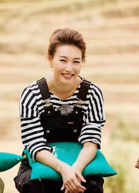 46歲李梓萌摘掉假髮氣質優雅依舊單身,這麼好基因不生孩子太可惜