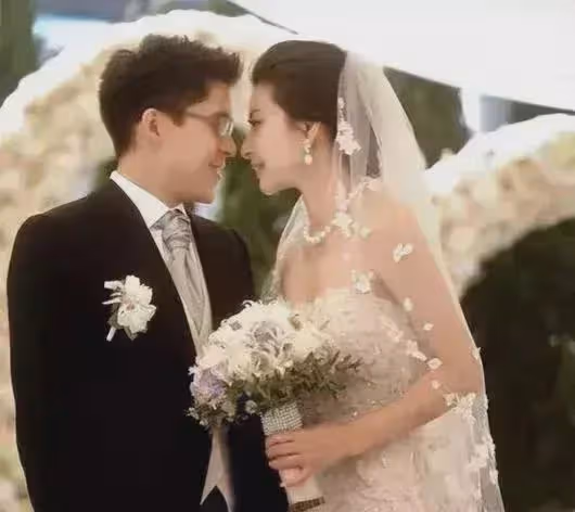 霍啟仁未婚妻曬合影秀恩愛,手上巨大鑽戒搶鏡網友爆其家境優越