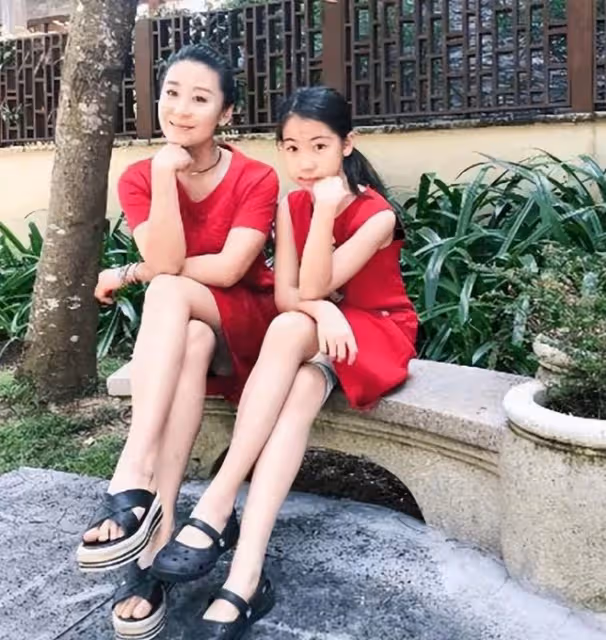 苗圃女兒美貌超群,親子時尚秀氣質