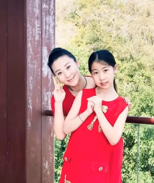 苗圃女兒美貌超群,親子時尚秀氣質