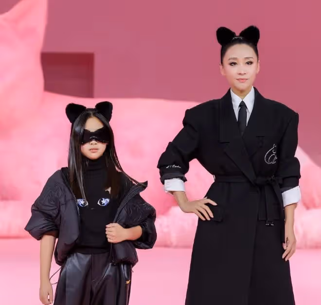 苗圃女兒美貌超群,親子時尚秀氣質
