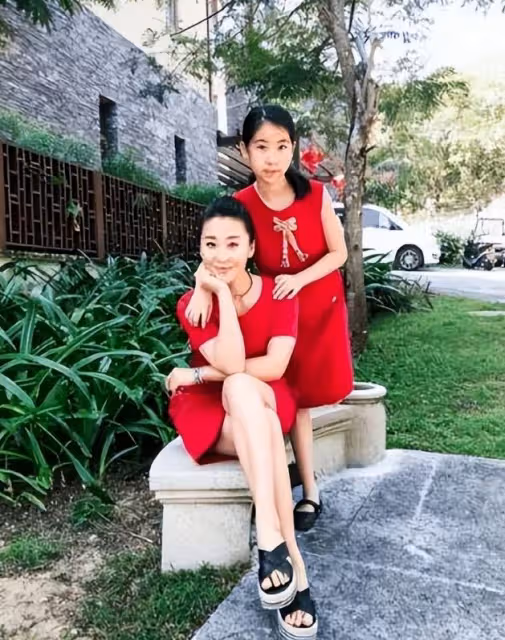 苗圃女兒美貌超群,親子時尚秀氣質