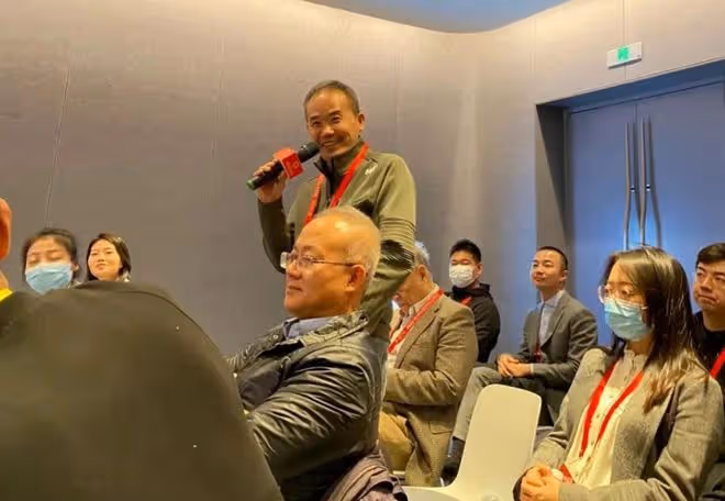 王石穿增高鞋引熱議,72歲仍活力無限!