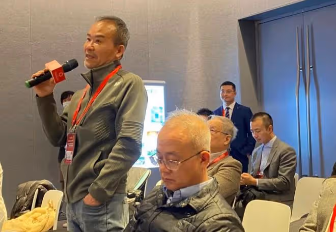 王石穿增高鞋引熱議,72歲仍活力無限!