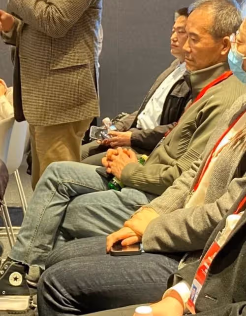 王石穿增高鞋引熱議,72歲仍活力無限!