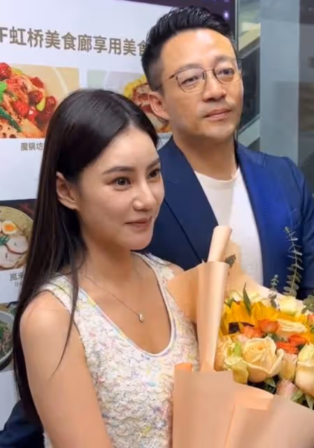 汪小菲夫妻宴請好友,小梅肚子隆起像孕婦,包廂內張貼大喜字