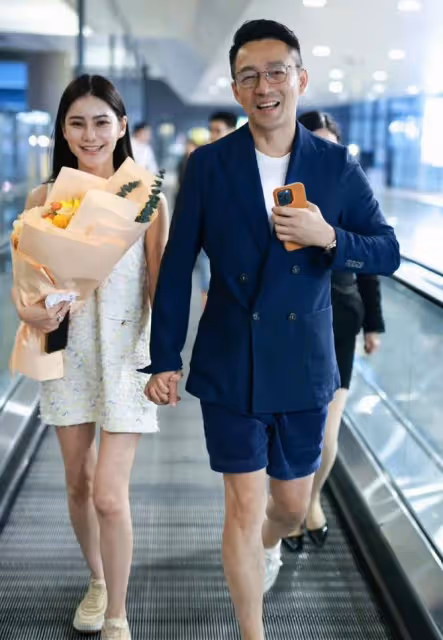 汪小菲夫妻宴請好友,小梅肚子隆起像孕婦,包廂內張貼大喜字