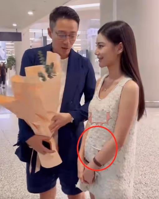 汪小菲夫妻宴請好友,小梅肚子隆起像孕婦,包廂內張貼大喜字