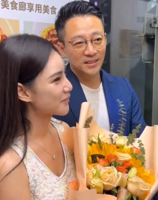汪小菲夫妻宴請好友,小梅肚子隆起像孕婦,包廂內張貼大喜字